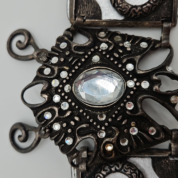 Silver Women\'s Leather Button Belt with Ornate Design 32\